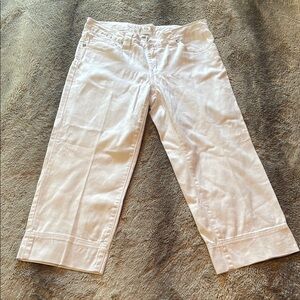 Stylish White Cropped Capris 💎